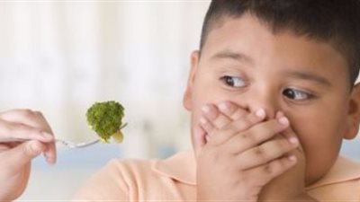 5 أسباب نفسية وراء سمنة الأطفال أهمها تعاطف الأم