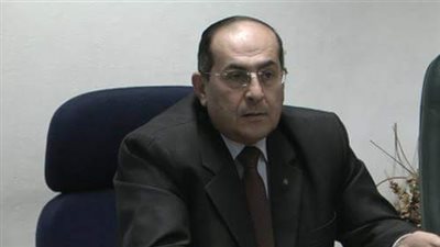 محافظ سوهاج يضع إكليل الزهور علي النصب التذكاري للجندي المجهول