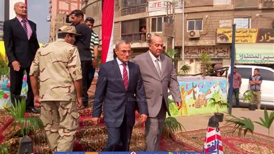 محافظ القليوبية ومدير الأمن يضعان إكليل الزهور علي النصب التذكاري ببنها  (صور)