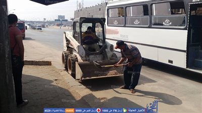 حملة لرفع الأتربة وإزالة القمامة بالطريق الزراعي بالقليوبية..(صور)