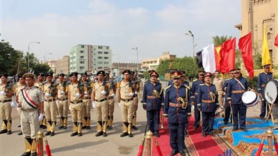 محافظ الشرقية يضع إكليلاً من الزهور على قبر الجندي المجهول بالزقازيق (صور)