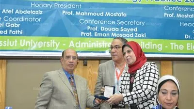 جامعة أسيوط تكرم رواد العمل الطبي والأكاديمي والمتبرعين لمساهمتهم في تطوير ودعم معهد جنوب مصر للأورام ( صور )