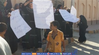 وقفة احتجاجية لأهالي الصيادين المحتجزين بالسعودية أمام نقطة شرطة البرلس (صور)