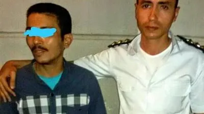 القبض على نشال يقوم بسرقة الطلاب أثناء خروجهم من مجمع الكليات بالإسكندرية 