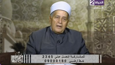 عالم أزهري يهاجم متصلة باكيًا: 