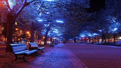 تعرف على أغرب سبب وراء إضاءة شوارع اليابان وأسكتلندا بالأضواء الزرقاء ليلاً