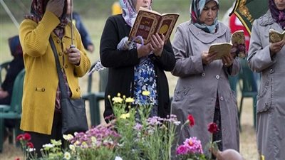 حكم قراءة القران على الميت .. هل هي جائزة شرعا ؟