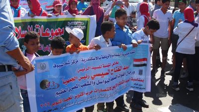 المئات من المواطنين يحتفلون بنصر أكتوبر على كورنيش الإسكندرية (فيديو وصور)