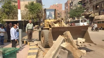 إزالة سور خرساني خارج حدود التنظيم بحي شرق شبرا الخيمة (صور)