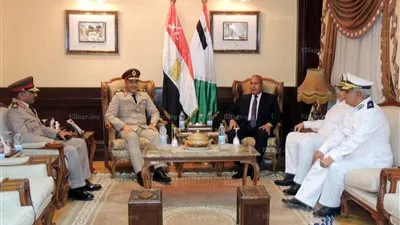 محافظ السويس يضع إكليل الزهور على مقابر شهداء أكتوبر (صور)