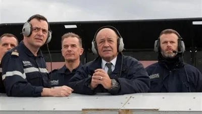 لودريان يستقل حاملة الطائرات 