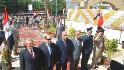 محافظ المنيا يضع أكليلًا من الزهور على النصب التذكاري للجندي المجهول