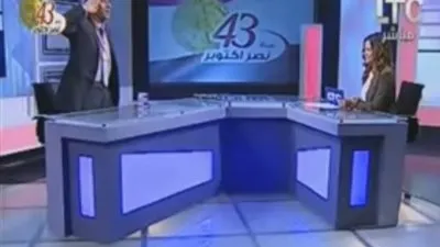 أحد أبطال أكتوبر ينتفض ويؤدي التحية العسكرية على الهواء بعد ذكر اسم الشهيد 