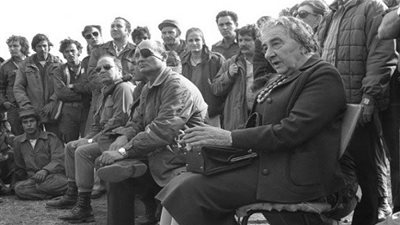 زوجة الرئيس الإسرائيلى توزع  مجلات 