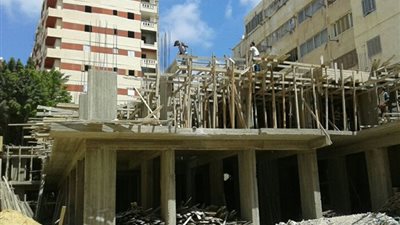 حي المقطم يزيل مبانٍ مخالفة‎