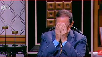حمدي الكنيسي ينهمر في البكاء على الهواء بسبب زوجته