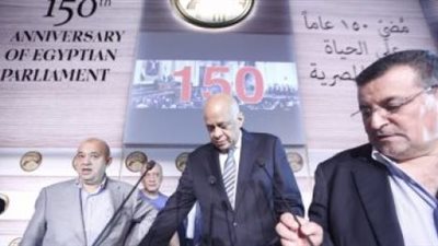 الرئيس والمشاركون في احتفالية النواب يرددون السلام الوطني بصوتٍ عالٍ وتصفيق حاد 