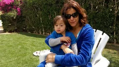 إعلامية تروي تجربتها مع نجلها المُصاب بـ