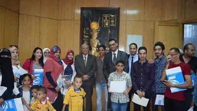 محافظ المنيا يوزع شهادات التدريب بمركز علوم الحاسب الآلي