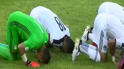 شاهد لقطة مباراة مصر والكونغو.. عصام الحضري يأمر لاعبي المنتخب بالسجود