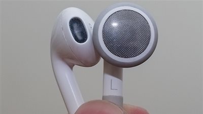 طريقة مبتكرة لتنظيف سماعات الأذن (فيديو)