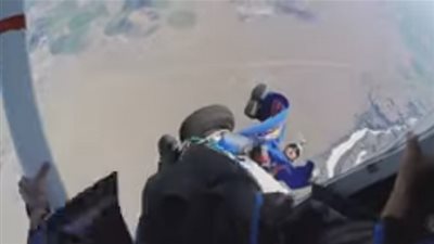 لحظات رعب لمغامر تعلق بالطائرة أثناء قفزه بالمظلة! (فيديو)