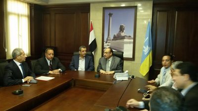 وفد نقابة الصحفيين يلتقى محافظ الإسكندرية لبحث إنشاء النادى البحرى