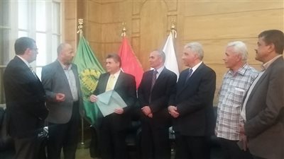 رئيس جامعة بنها يكرم أسرة شهيد حادث الفرافرة