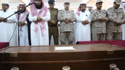 رئيس مركز الحقو يؤدي الصلاة على شهيد الواجب العريف الحقوي