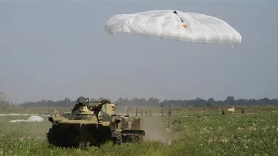 المركبات القتالية الروسية تنزل من السماء المصرية خلال مناورات 