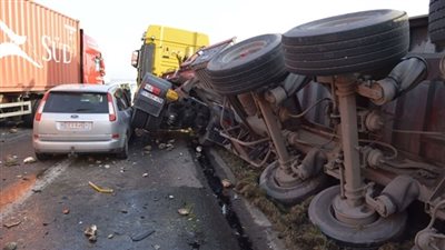 كارثة.. انقلاب سيارة محملة بـ