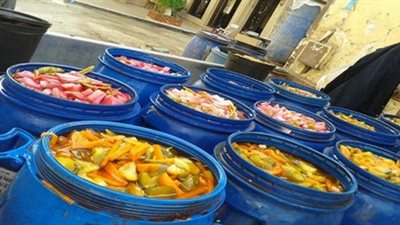 ضبط 2000 برميل مخللات غير صالحة للاستهلاك الآدمي بـ 