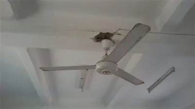 مروحة آيلة للسقوط داخل مدرسة بـ