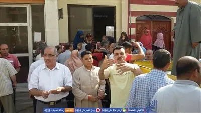 أهالي الباجور بالمنوفية يتزاحمون أمام سيارة 