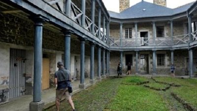 سجون فرنسية قديمة معروضة للبيع