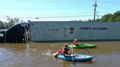 مقتل 21 أمريكياً.. و1.3 مليون يعيشون في ظلام.. وخسائر بالمليارات جراء اعصار 