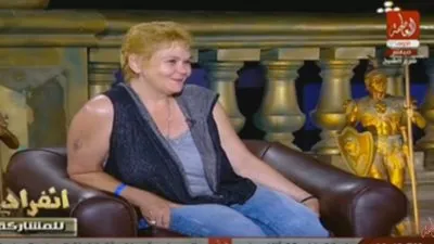 برلماني يُداعب سائحة سويسرية: 