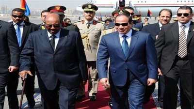 عمر البشير يرقص أمام السيسي في مؤتمر الحوار الوطني السوداني (فيديو)