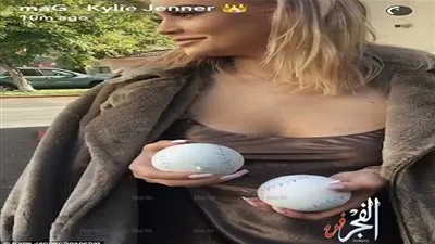 كايلي جينر تغير لون شعرها إلى الذهبي الوردي