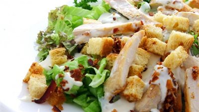 طريقة عمل سلطة السيزر المنزلية