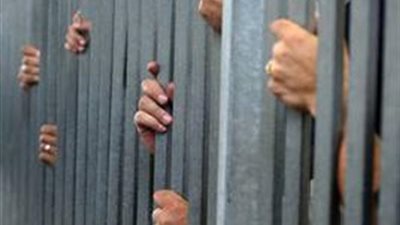 شقيق الشمري يكشف آثار تعذيبه بسجون العراق