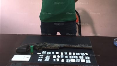 ضبط عاطلين بحوزتهم مخدرات وأسلحة بيضاء بالمنوفية (صور)