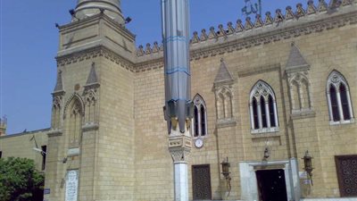 الصلاة في مسجد الحسين بالبطاقة الشخصية والتفتيش الذاتي 