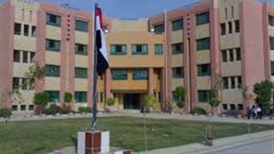 مديرة مدرسة تلعب 