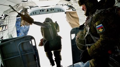 لأول مرة.. روسيا تجري أضخم مناورة لقوات المظلات في مصر