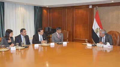 وزير الصناعة يدعو شركة هندية لإقامة مصنع للمنسوجات في مصر