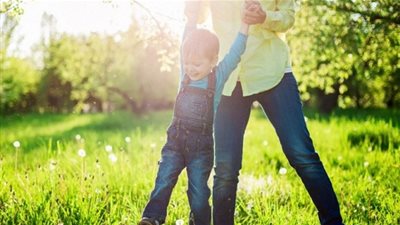 دراسة تحذر الأمهات من القيام بأرجحة أطفالهم ممسكين بذراعهم .. لهذا السبب!