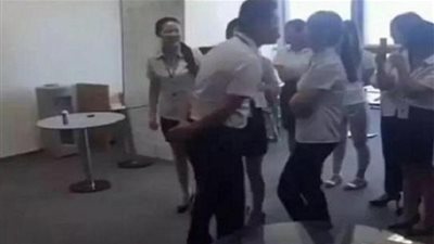 مدير يطلب من الموظفات تقبيله يوميًا.. لهذا السبب! (فيديو)