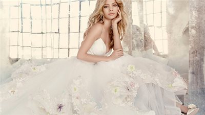 إطلالة أنيقة من فساتين الزفاف المزينة بالزهور لطلة رقيقة يوم زفافك (صور)