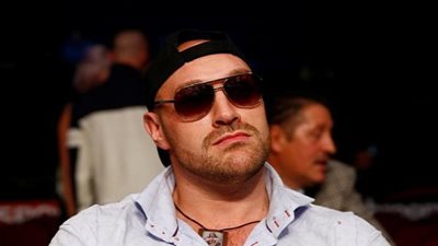 الملاكم تايسون فيوري يتنازل عن ألقابه بسبب المخدرات